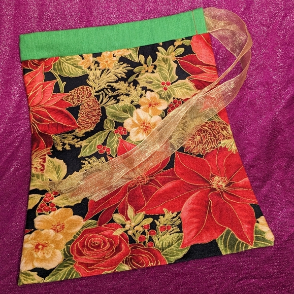 Reusable fabric Christmas giftbag with poinsettias and gold ribbon - Picture 3 of 4
